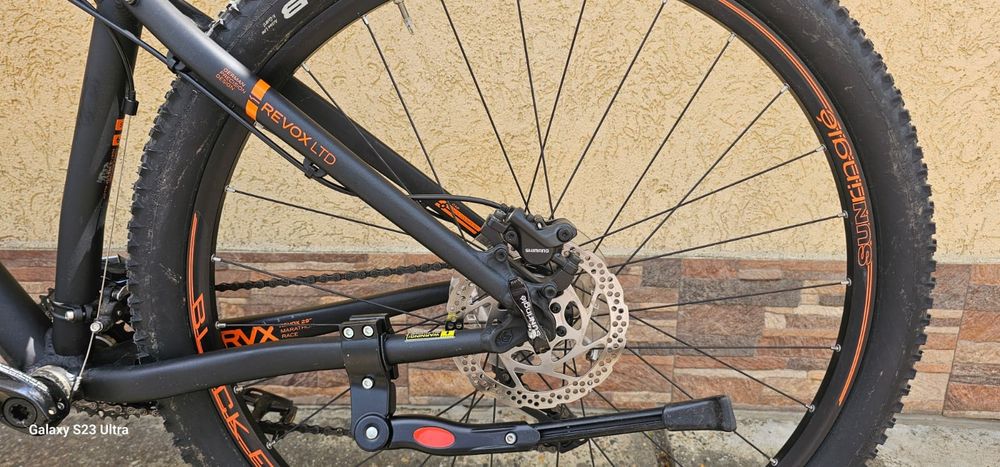 Vand bicicleta in stare aproape noua