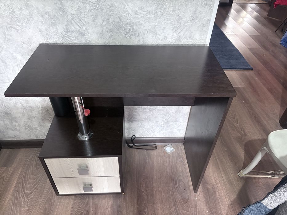 Стол,тумбочка ( письменный стол ) СРОЧНО!