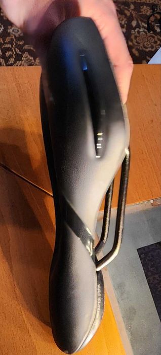 Велосипедна седалка с прорез за вентилация – удобна за топло време