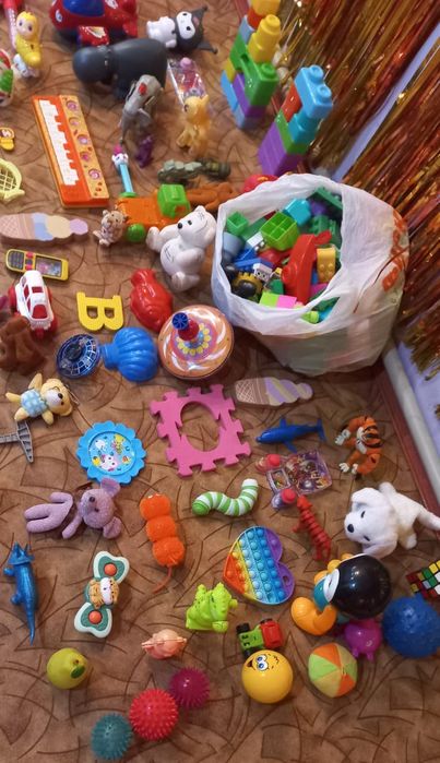 Продам много игрушек .