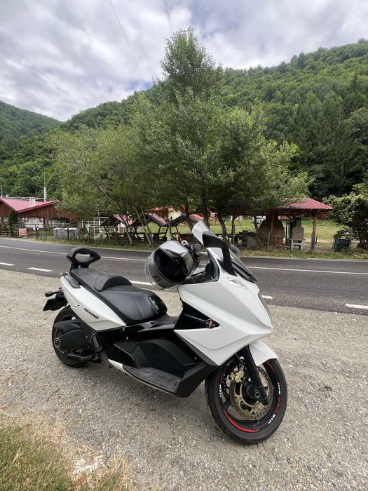 Vand scuter Gilera GP 800