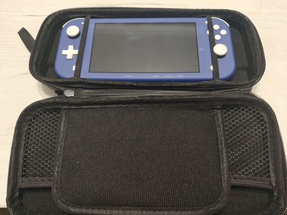 Отлична Nintendo Switch Lite+128 GB SD Card+игри