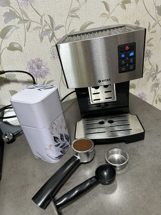 Продам кофеварку Vitek БЕЗ КАПУЧИНАТОРА