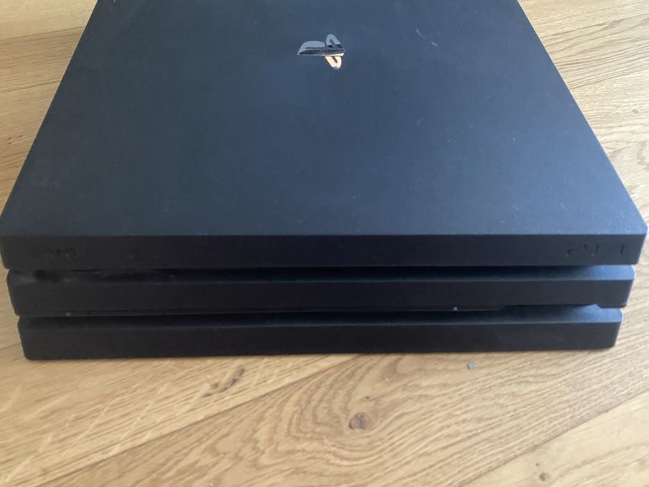 Playstation 4 pro и 3 джойстика