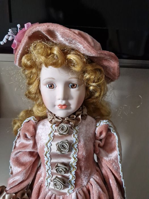 Păpușă de porțelan.