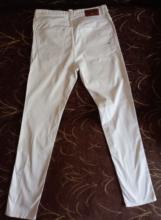 Pantaloni Zara barbati culoare alba de vara eleganti 80% bumbac