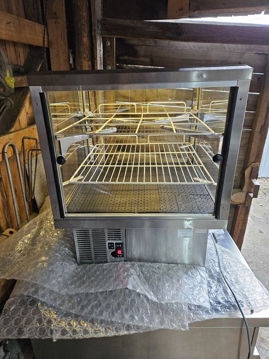 Хладилна Витрина Настолна за Торти,  Сладкарски Изделия, Сандвичи ,Сал