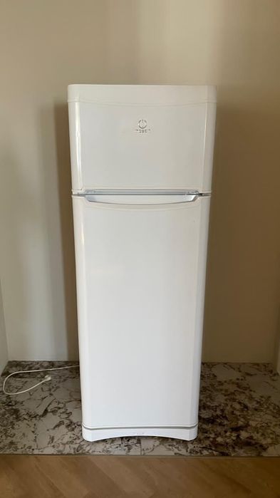 Продам б/у холодильник Indesit с морозильным отсеком