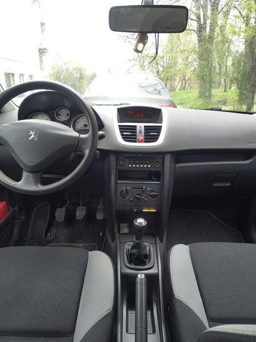 Продавам Peugeot 207 / 2009 година с технически преглед и гражданска отговорност