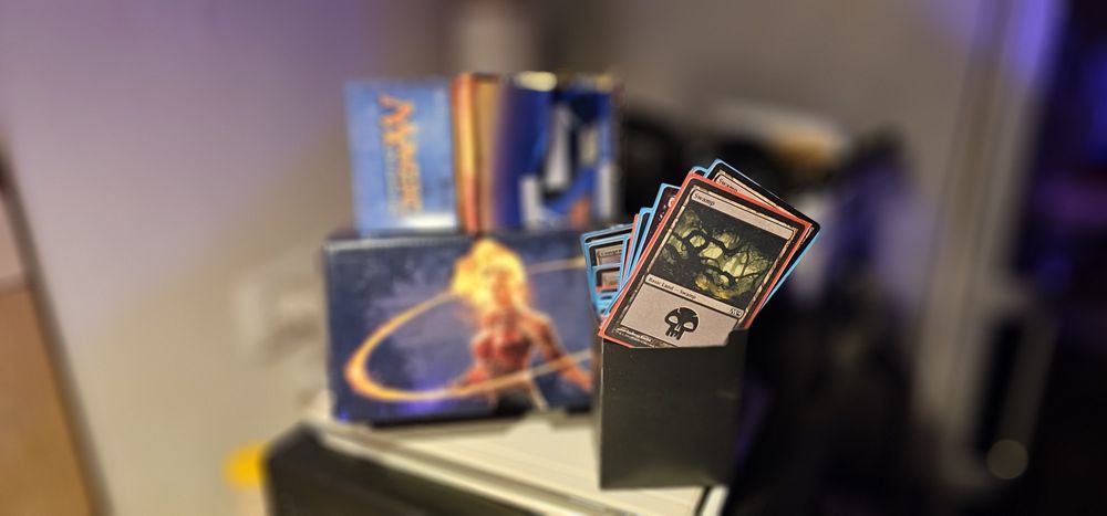 Joc de colecție - Magic The Gathering + Extra Deck Box 65 cards