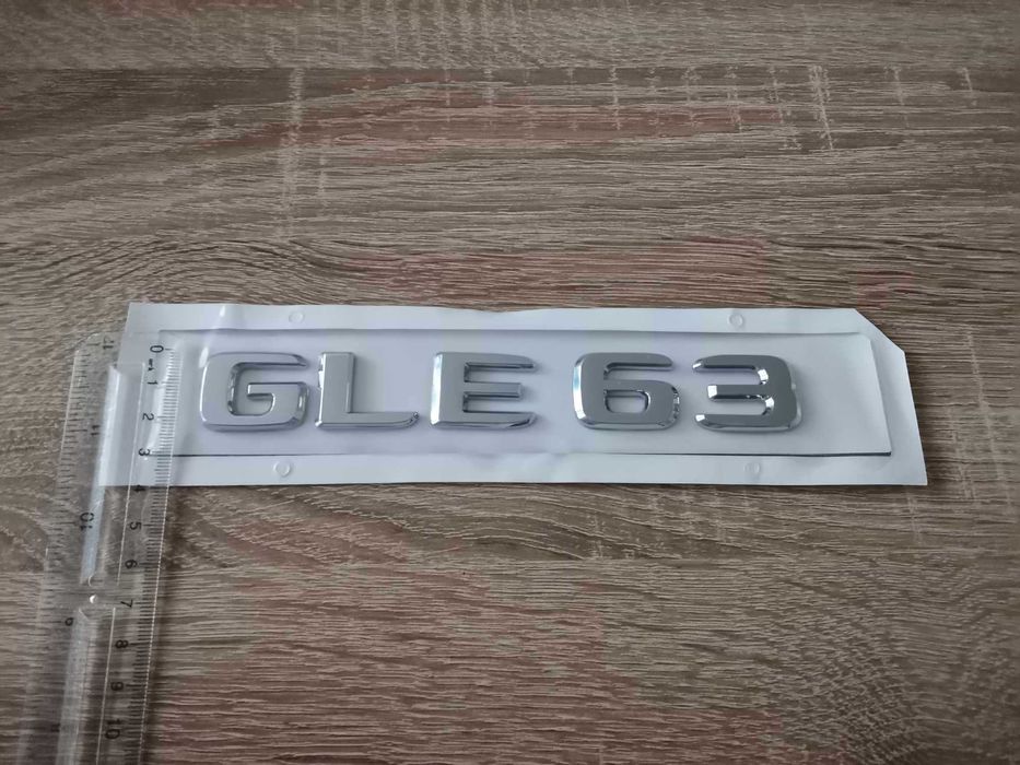 сребрист надпис Mercedes Benz GLE 63