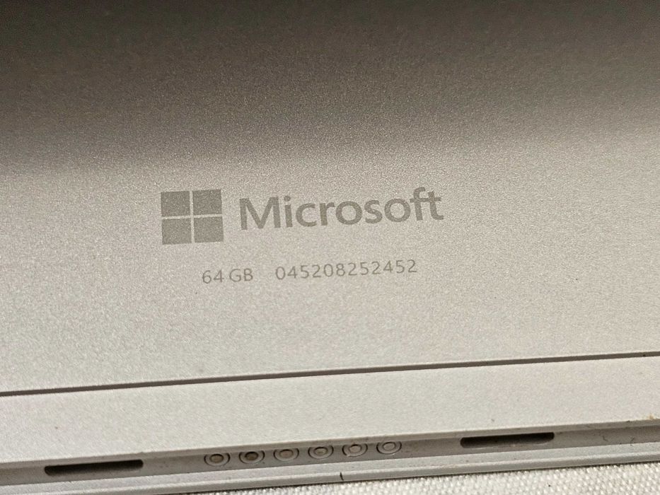 Tabletă 2-în-1 Microsoft Surface 3, Procesor Intel Atom x7-Z8700, 4GB RAM, 64GB Stocare Ecran 10.8" Touchscreen (Fisurat), Windows 11 Pro, Functională