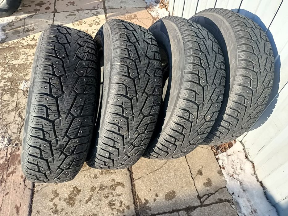 Продам резину  зимнею  с шипами