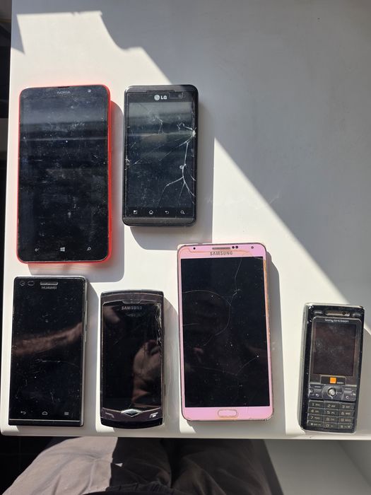 Diverse telefoane, unele încă funcționale