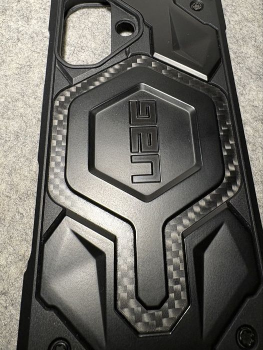 Vând husa de Iphone 16, marca UAG-Monarch