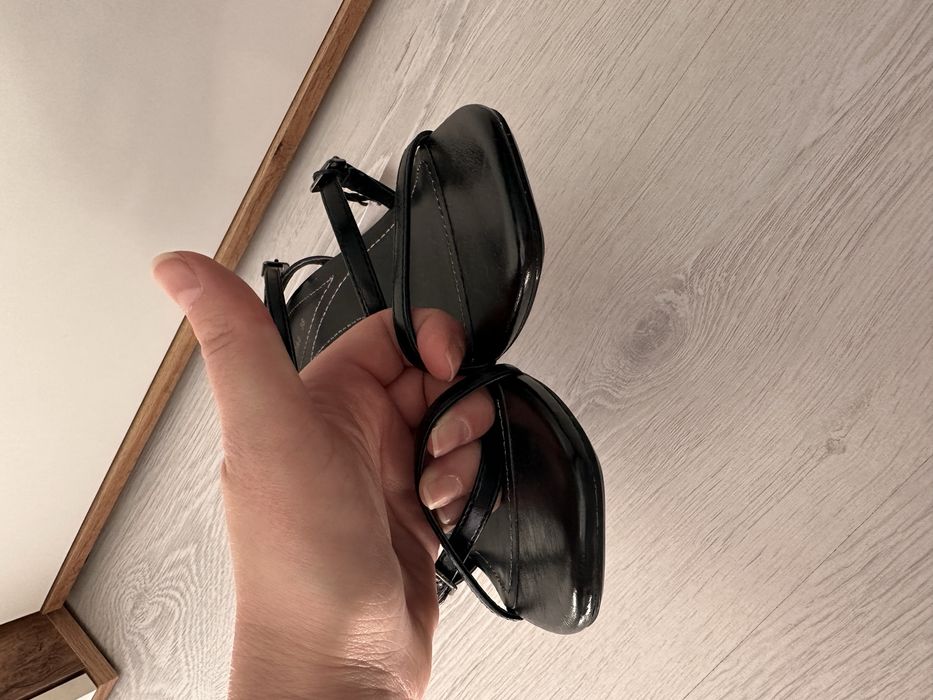 Обувки - Сандали на нисък ток черни Bershka