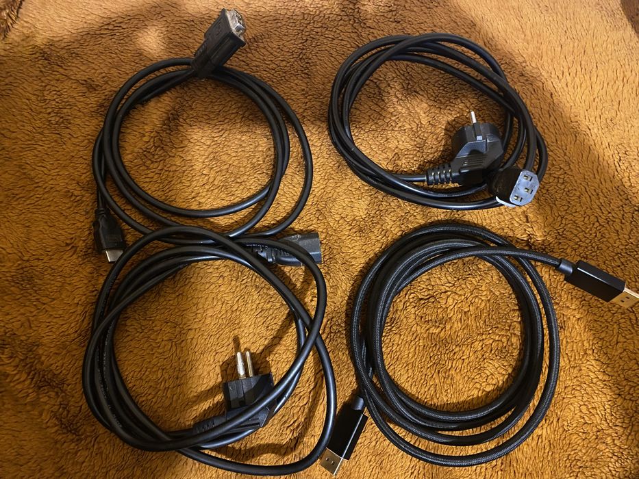 Vand 4 cabluri pentru pc