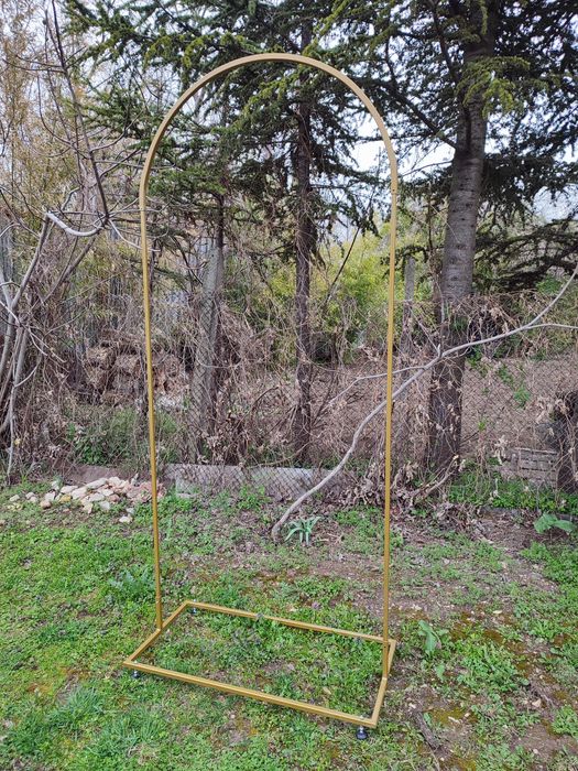 Метални арки и маса под наем