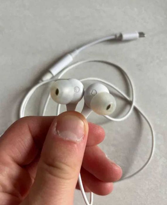 Casti albe cu fir + microfon compatibile iPhone Samsung Huawei Android