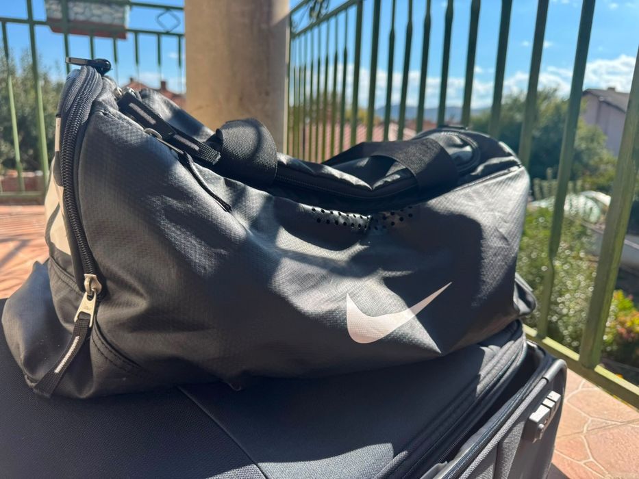 Черен куфар Samsonite с подарък сак Nike