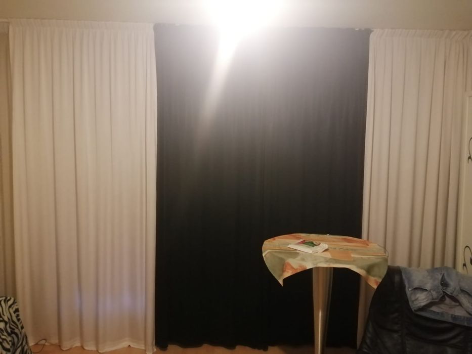 2 Perdele voal alb + 4 Draperii satin alb si negru - stare excelenta!