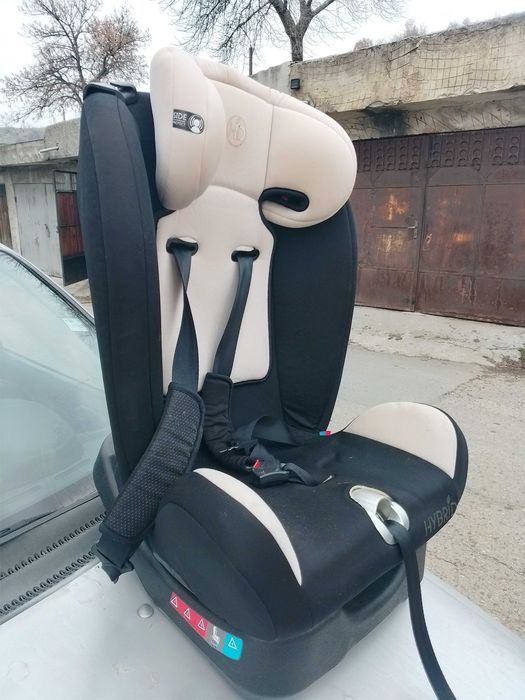 Продавам детски столчета за кола.