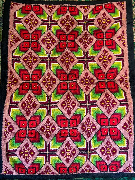 РЪЧНО ТЪКАН ВЪЛНЕН КИТЕНИК с размери 190/140см