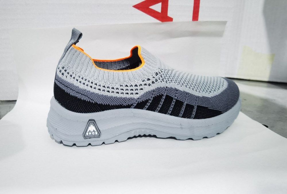 Yangi erkaklar  oyoq kiyimi sotiladi. Juda qulay va yengil model.