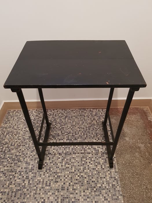 Măsuță veche din lemn.