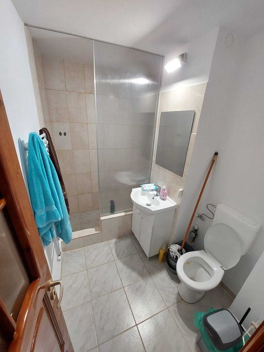 Inchiriez apartament 2 camere.