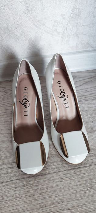 Продам туфли белые