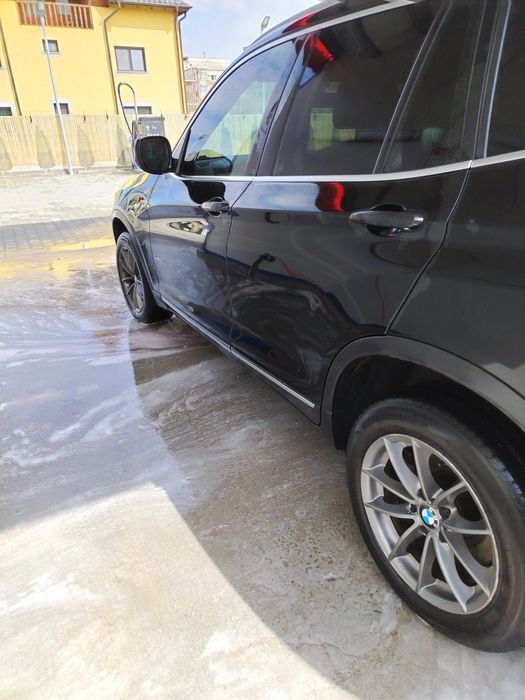 Bmw x 3   mașina are carte întreaga