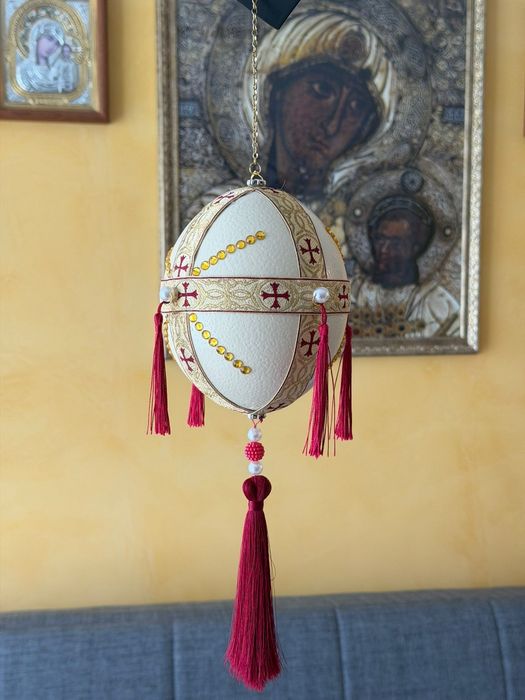 Ou de struț - policandru ( candelabru), biserică