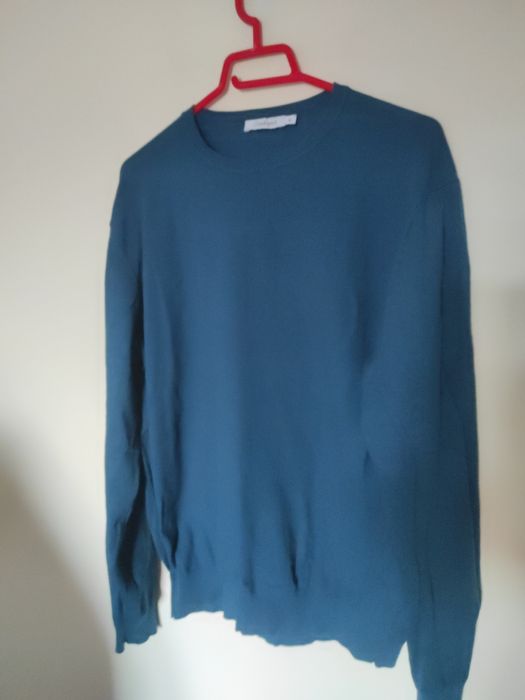 Pulovere, jersee, mărimi diferite, modele diferite, culori diferite.