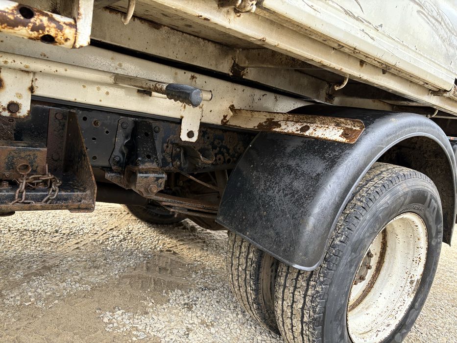 Isuzu basculabil pe 3 parti cu basculate pe hartie