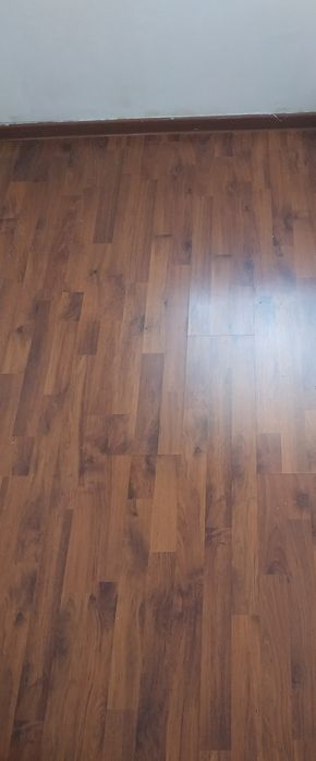 200 Ron TOT Parchet laminat maro 11,6 mp și plinta, placa(138x19.3x8)