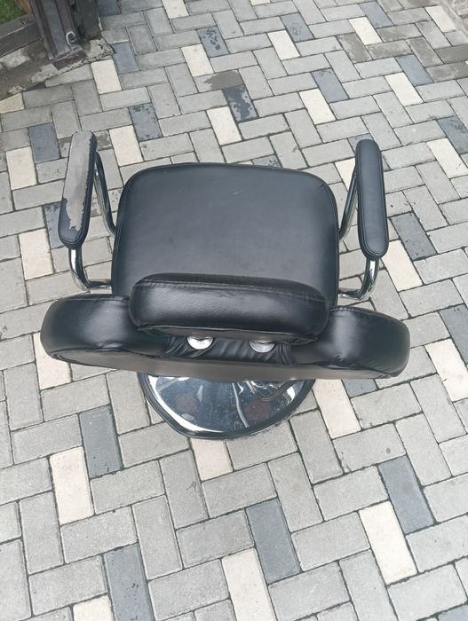 Scaun frizerie -Stare bună -Toate accesoriile