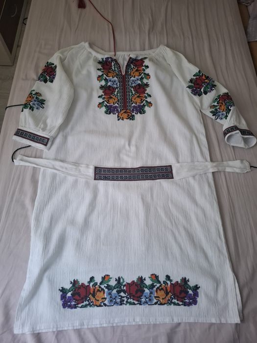 Vand rochita traditionala lucrata la masina