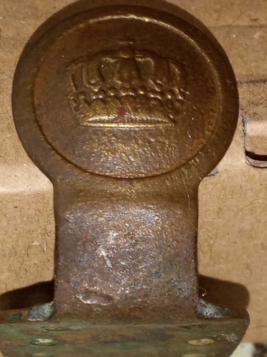 Антикварен сувенир с печат корона.