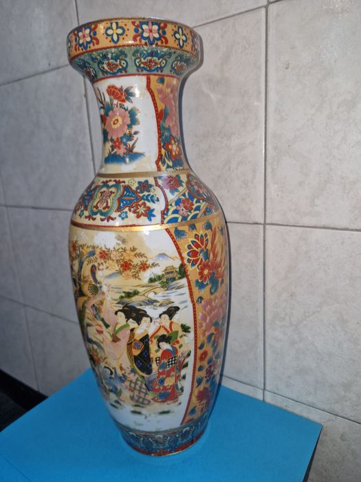 Vaza de porțelan cu motive japoneze