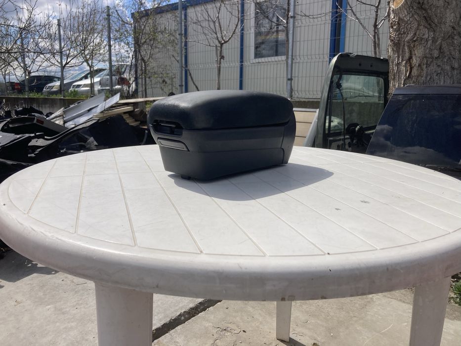 Оригинален подлакътник за Тойота Корола Версо 2004- 2009г