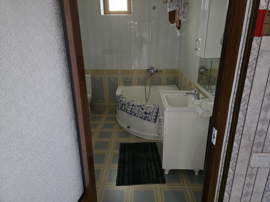 Тошкент вилояти Янгийўл шаҳрида шошилинч, арзон ховли сотилади.