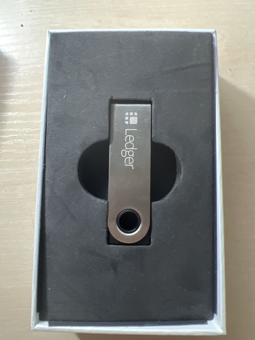 Продам аппаратный криптокошелек Ledger Nano S