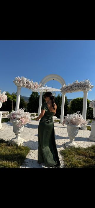 Сатенена зелена рокля