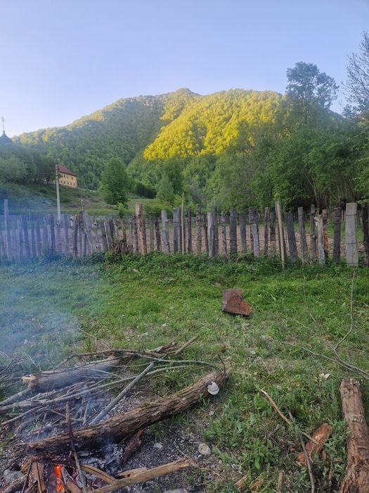 VÎND TEREN LA MUNTE intravilan lingă rîul Lotru