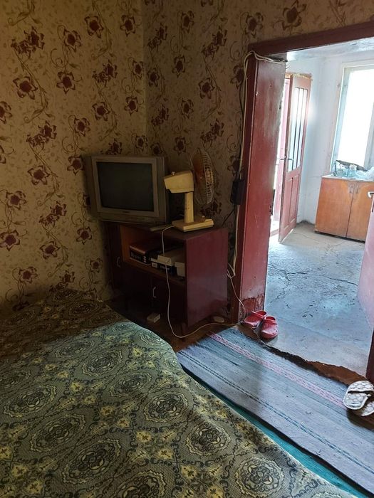 Двуетажна къща с 3500 кв. м. земя