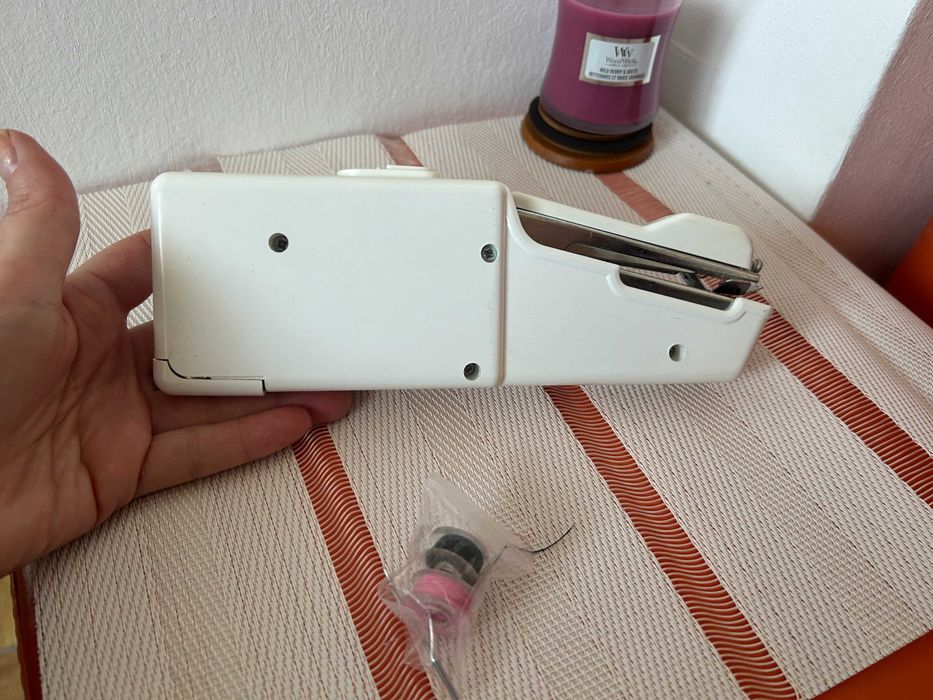 Masina cusut manual portabila airsoft nefolosita cu baterii NU Singer