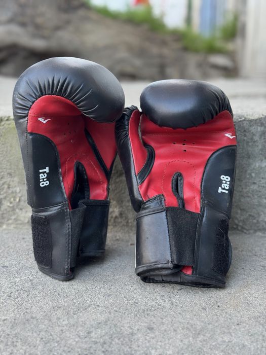 Боксови ръкавици Everlast и Outshock
