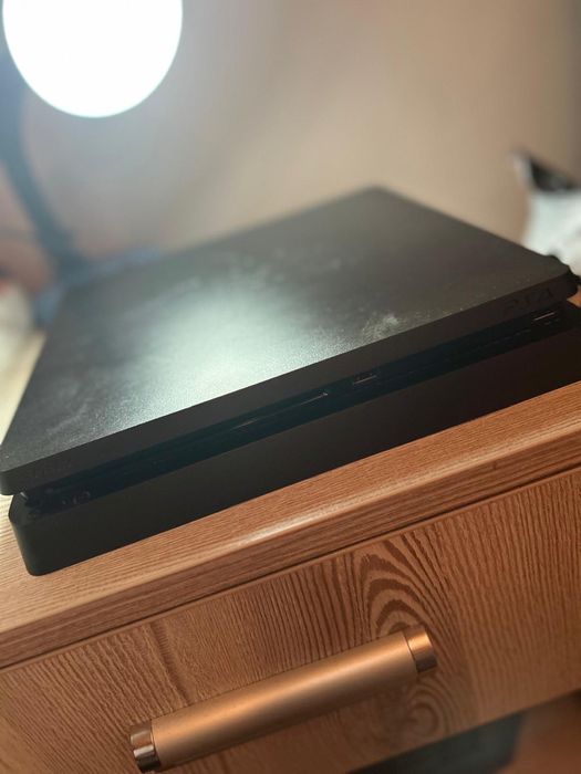 Vand playstation 4 cu 2 controllere + jocuri