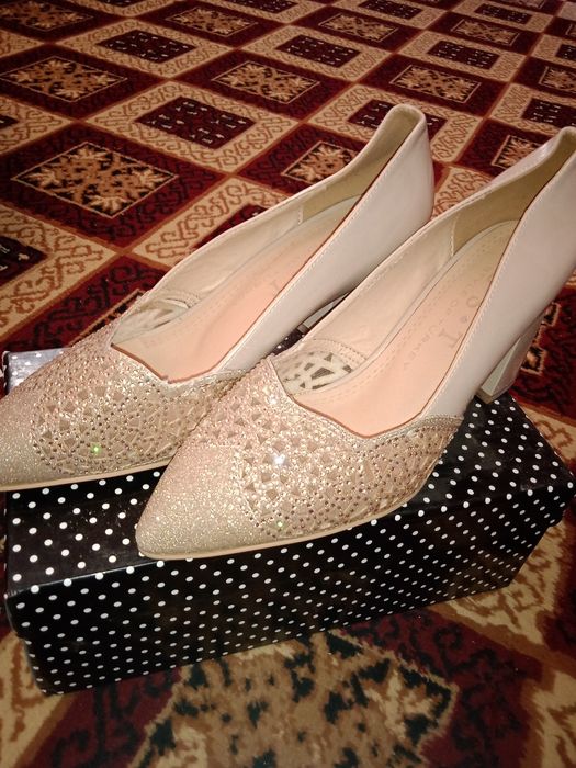 Аёллар туфлиси сотилади